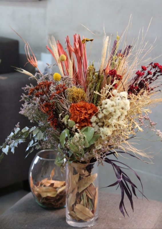 Arranjos artificiais com galhos e flores secas para você decorar sua casa