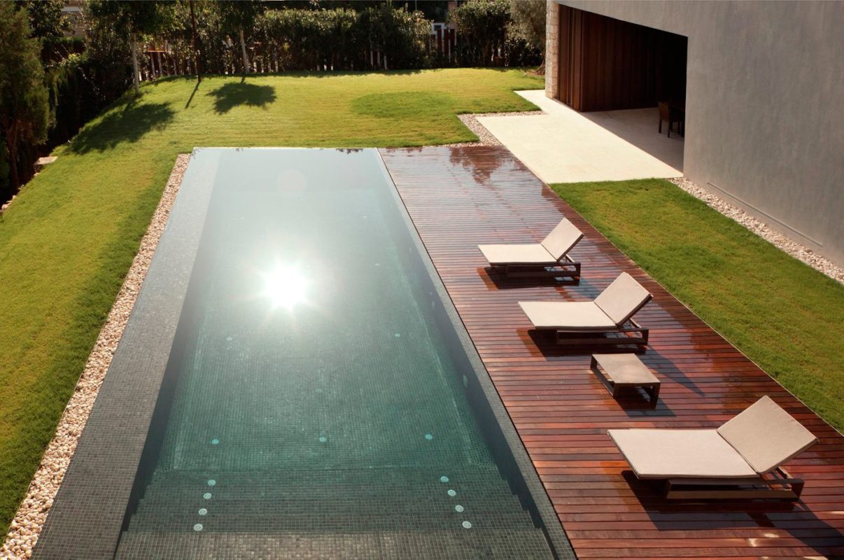 Deck de piscina com jardim