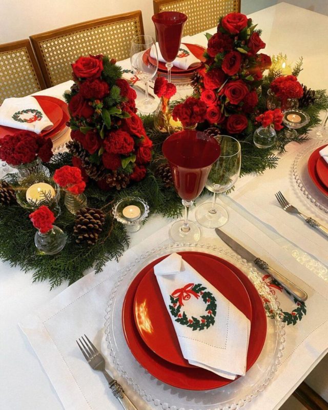 Arranjo de Natal com flores artificiais: Como montar a mesa perfeita?